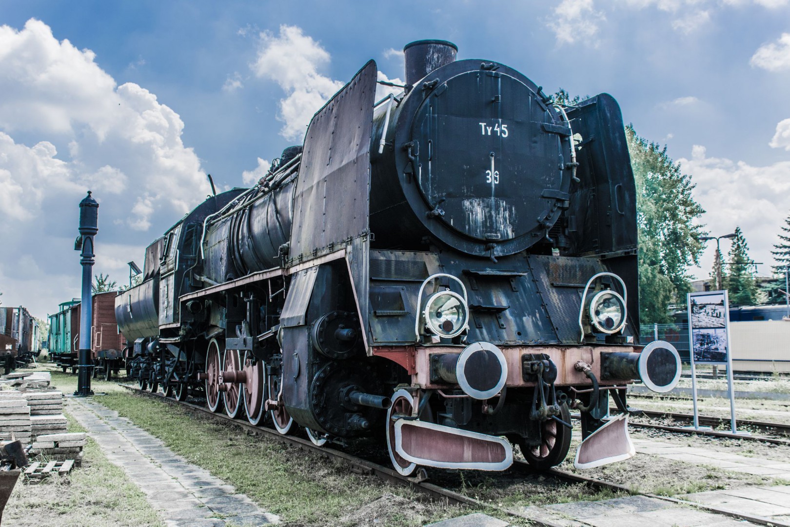 Na zdjęciu widać wielką czarną starą lokomotywę