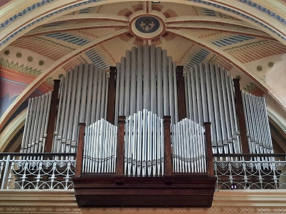 Na zdjęciu widać srebrne bardzo duże piszczałki organów w kościele